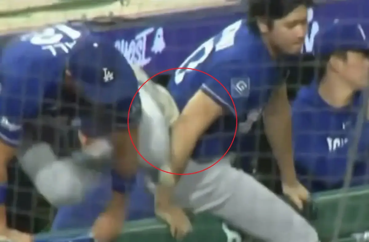 ▲大谷翔平右手撐欄杆準備跨出休息室時，右手肘卻不慎被隊友寇爾（Alex Call）的釘鞋踢到，當場痛到慘跳。（圖／取自Threads）