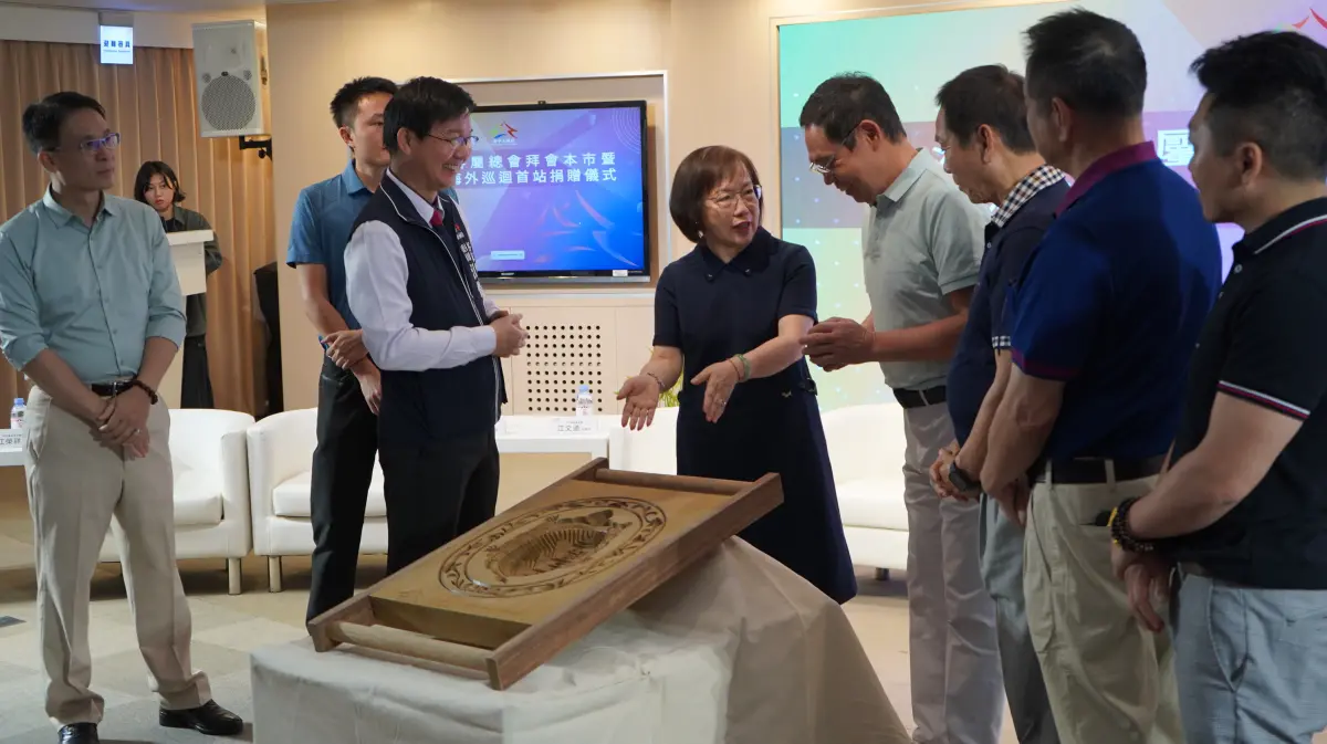 ▲大洋洲客屬總會代表團對於大型新丁粄「粄印」充滿驚喜(圖／客委會提供2026.7.23)