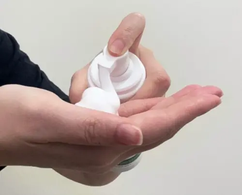 ▲蘆薈清潔泡沫可用於肌貼、運動膠帶撕除後的肌膚清潔，協助帶走汗垢與殘膠感，讓運動後肌膚維持清爽舒適。（圖／品牌提供）