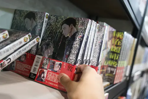 ▲漫博限定版並非只有首刷書籍，禮盒內通常還會搭配多款限定贈品與收藏周邊，只能在漫博現場買得到。（圖／記者朱永強攝）