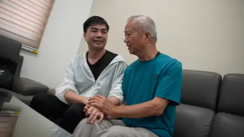 ▲更生人李敦豪（左）在父親的鼓勵下，接受戒毒村的治療，最終脫離「毒海」，他目前是一名機場接送司機。（圖／記者王郁勳攝）