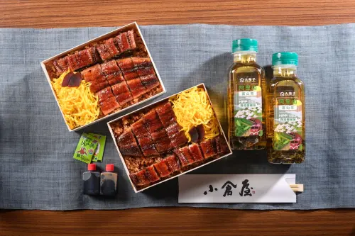 ▲2026土用丑日，小倉屋台北光復本店「鰻蒸竹定食買一送一」外帶便當，加碼贈茶準備兩瓶很貼心。（圖／小倉屋提供）