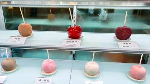 ▲來自東京的日本首家蘋果糖專賣店「POMME d’AMOUR TOKYO 」以薄脆糖衣包覆香甜多汁的整顆蘋果，咬下瞬間清脆爆汁。（圖／記者陳美嘉攝，2026.07.23）