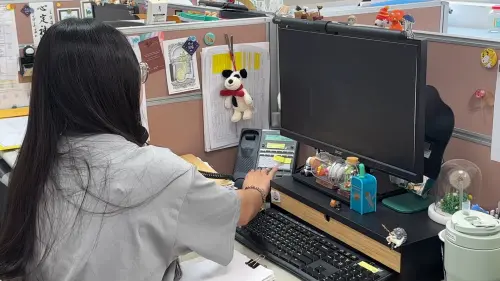 ▲基隆毒防中心個案管理師正在聯繫個案，關心個案的生活狀況。（圖／記者張鴻儀攝）