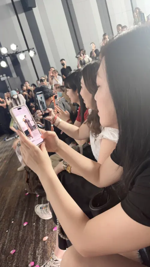 ▲陳妍希帶姊姊追星張凌赫，還當偶像的面吐槽她。（圖／微博@陳妍希michelle）