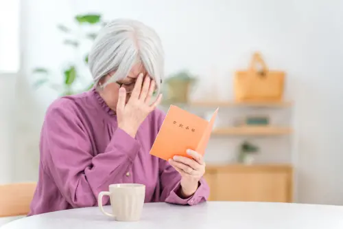 ▲國保老年基本保證年金與原住民給付皆設有嚴格的排富門檻，若名下房地產價值逾 500 萬或已領取其他社福津貼，將喪失請領資格。（示意圖／取自photoAC）