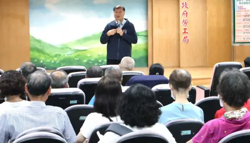 ▲高雄市政府勞工局舉辦績優調解人及民間團體表揚大會，由勞工局局長江健興(站立者)主持。(圖／高雄市政府勞工局提供)