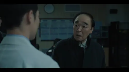 ▲《婚姻之後》中，當岳父聽到「病例被翻」後，露出驚慌表情。（圖／Disney+）