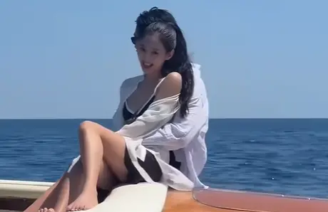▲Jennie公開新歌〈Less than a LOVER〉預告，穿著比基尼坐遊艇依偎在Kai的懷裡甜笑。（圖／翻攝自Jennie tiktok）