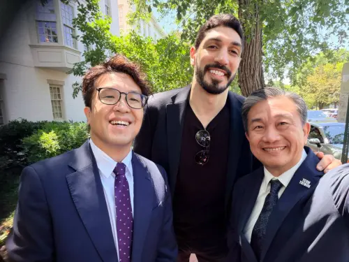 華府街頭驚喜！沈伯洋巧遇NBA球星：10月來台「與台灣人站一起」