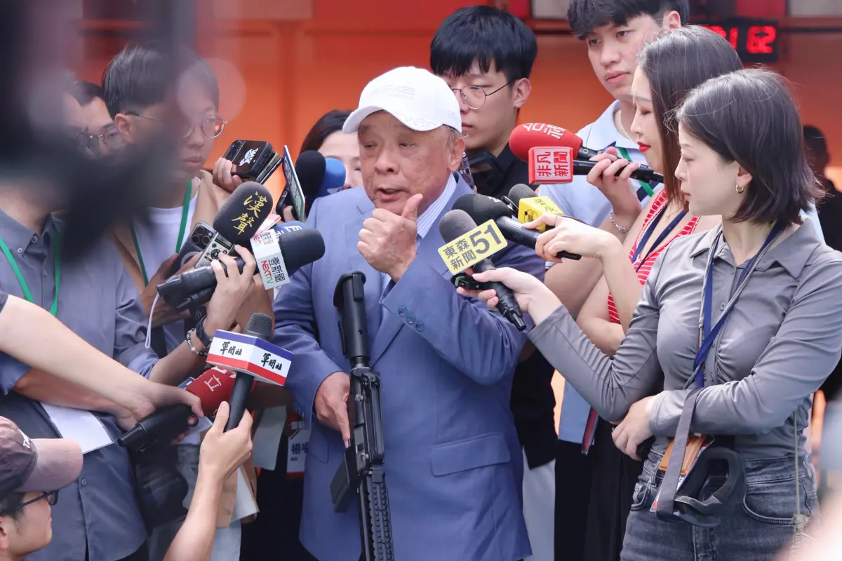 ▲全社會防衛韌性委員會委員廖英熙力挺全民國防，稱他的模擬長槍賣到70個國家，更說國家不穩定賺不到錢。（圖／記者蘇柏銓攝）