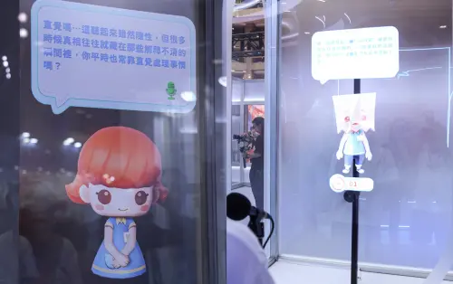 ▲橘子集團漫博「2027未來互動」展區中，AI角色會透過「UTUX系統」與互動者聊天。（圖／記者朱永強攝）