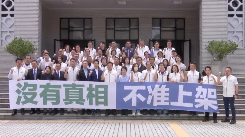 ▲蔣萬安、盧秀燕、謝國樑與藍白立委在立法院議場前合體造勢，為明天遊行暖身。（圖／翻攝畫面，2026.07.24）