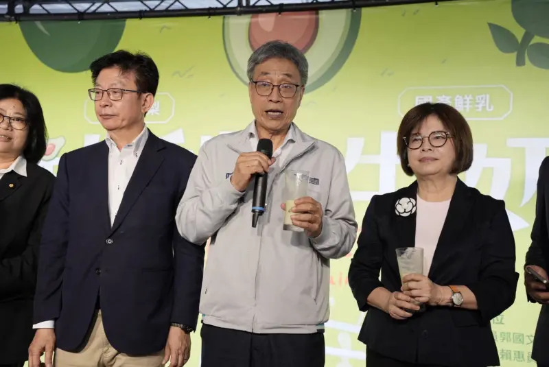    ▲陳駿季（圖中）表示，鼓勵民眾選購國產鮮乳，以實際行動支持台灣酪農。（圖／郭國文辦公室提供）  