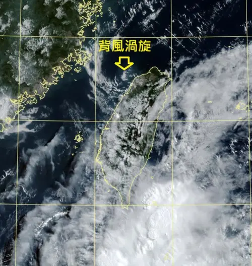 ▲今日北部可能受到「背風渦旋」影響，天氣持續炎熱，部分地區有高溫與焚風發生機率。（圖／翻攝自鄭明典臉書粉專）