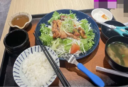 3歲童吃定食喊「刺刺的」！吃到陶瓷碎片受傷　母：看到白飯就怕