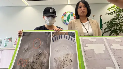 ▲媽媽今（24）日在民進黨台中市議員張家銨陪同下召開記者會。（圖／記者顏幸如攝，2026.07.24）