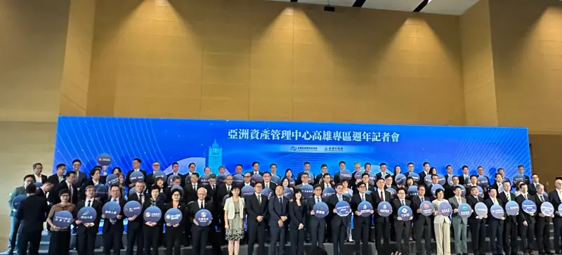 ▲亞洲資產管理中心高雄專區成立週年,行政院長卓榮泰、金管會主委彭金隆、高雄市長陳其邁及金融界代表今(24)日共同見證專區運作一年成果。(圖/記者顏真真攝)