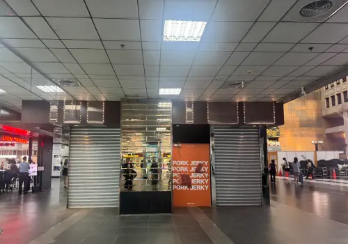 ▲臺北車站站內ROT商場空間於24日下午3點結束營業後，展開交接及資產盤點作業。（圖／記者鍾怡婷攝）