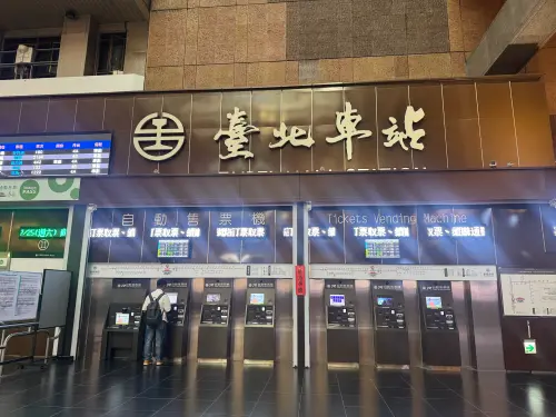 ▲台北車站設置600吋大型迎賓螢幕，未來可作為大型賽事轉播或活動展演使用。（圖／記者鍾怡婷攝）