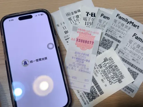 ▲財政部提醒民眾消費索取雲端發票，9/25起每期增開50萬組500元專屬獎。（示意圖／記者徐銘穗攝）