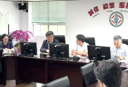 ▲台灣電力公司董事長曾文生(左2)致詞。(圖／台電公司高雄區營業處提供)