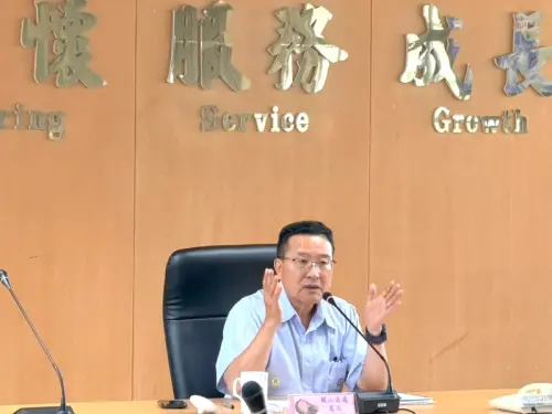 ▲台電公司鳳山區營業處處長黃明舜說明該區處因應紅霞颱風來襲，投入防颱工作的情形。(圖／台電公司鳳山區營業處提供)
