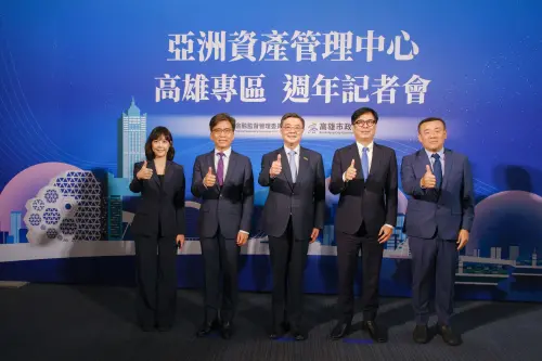 ▲亞洲資產管理中心高雄專區成立滿週年，金管會主委彭金隆（左二）與行政院長卓榮泰（中）、高雄市長陳其邁（右二）共同見證專區運作1年的豐碩成果。（圖／金管會提供）