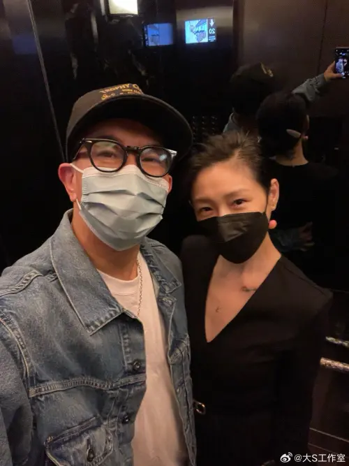 ▲具俊曄來台後也搬到台北信義和大S同住，兩人經常在電梯內自拍。（圖／微博@大S工作室）