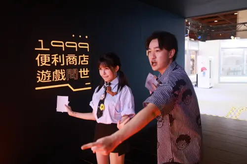 ▲《新電玩大觀園》主持人江大成、阿樂走訪《便利商店》1999遊戲間展區，重溫經典單機遊戲帶來的童年回憶。（圖／記者朱永強攝）