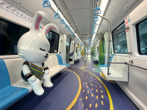 ▲三鶯線原民彩繪列車車廂內打造沉浸式乘車空間，特別設置約 120 公分高的Ｑ版立體公仔，並結合織布意象地貼與特色圖騰，吸引不少民眾搶拍。（圖／新北捷運局提供）