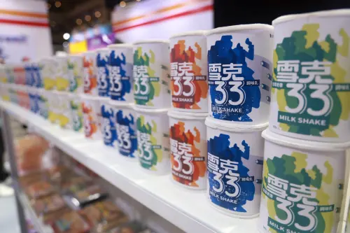 ▲橘子集團在《便利商店》復刻展區，擺放超經典的飲料「雪克33」。（圖／記者葉政勳攝）