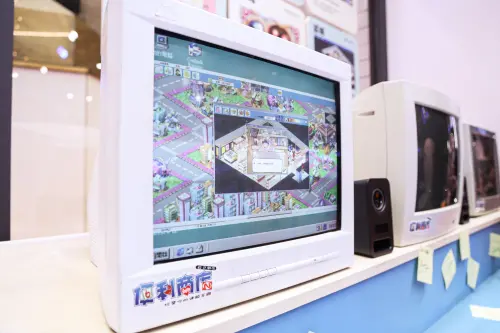▲《便利商店》布景展示CRT電腦螢幕。（圖／記者葉政勳攝）