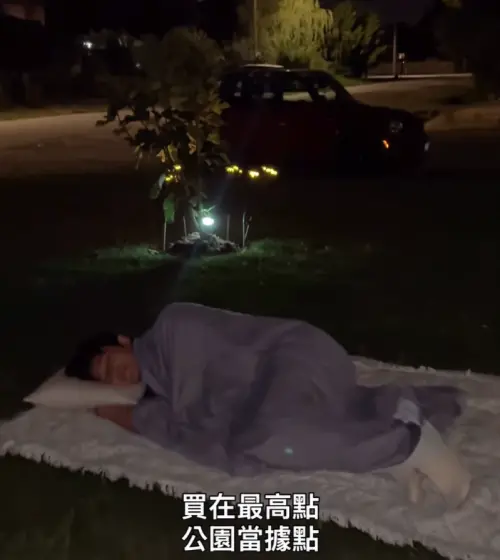 ▲徐新洋開玩笑拍片分享自己睡在公園的窘境。（圖／徐新洋IG@kungfupoker）