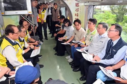 ▲行政院長卓榮泰等人，一同搭乘剛復駛的集集線小火車。（圖／行政院提供，2026.07.25）