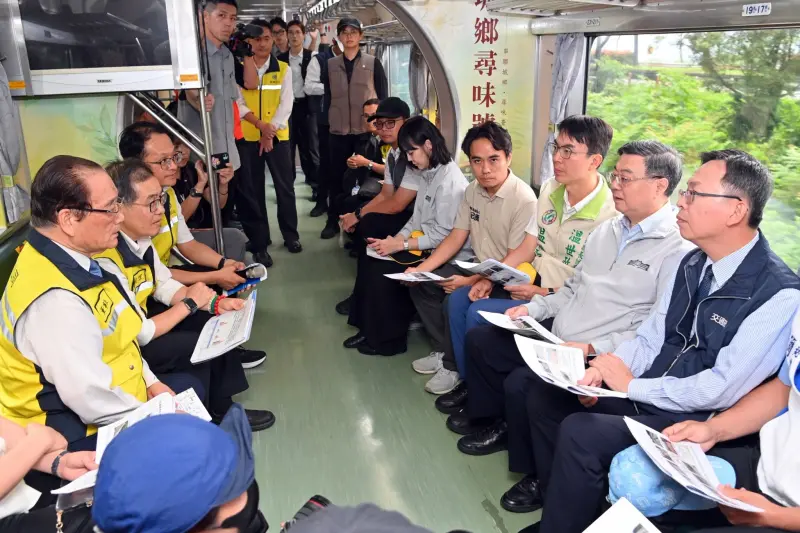    ▲行政院長卓榮泰等人，一同搭乘剛復駛的集集線小火車。（圖／行政院提供，2026.07.25）  