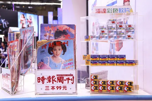 ▲在2026漫博橘子集團的展場，可以看到當年代言《便利商店》天心的雜誌，還有各種復古商品。（圖／記者朱永強攝）
