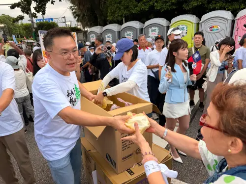 725》人潮破1萬塞到景福門！　張斯綱300份雞排「民眾瘋搶」