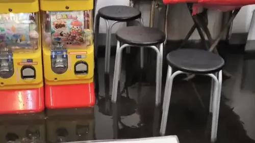 ▲▼受紅霞颱風外圍環流影響，台東持續降下豪雨，多處發生積淹水、土石流、道路中斷及野溪暴漲等災情，台東餐廳淹水、太麻里民宅玻璃遭強風吹破。（圖／翻攝自Threads@yuwen2251）