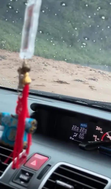 ▲▼台9線道路發生土石流，大量泥沙夾帶雨水傾瀉而下，如同小型瀑布沖刷道路，其中一側車道遭掩埋，往來車輛只能改道行駛。（圖／翻攝自Threads@zadie_0717、@s04070219）