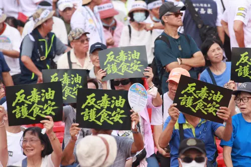 ▲不滿中央處理致癌油失當的民眾，今天走上街頭。（圖／記者葉政勳攝，2026.07.25）
