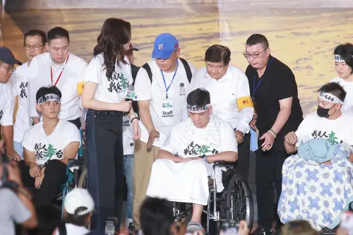 725》比87歲吳伯雄還虛弱！3絕食青年坐輪椅送醫　鄭麗文讚愛台灣