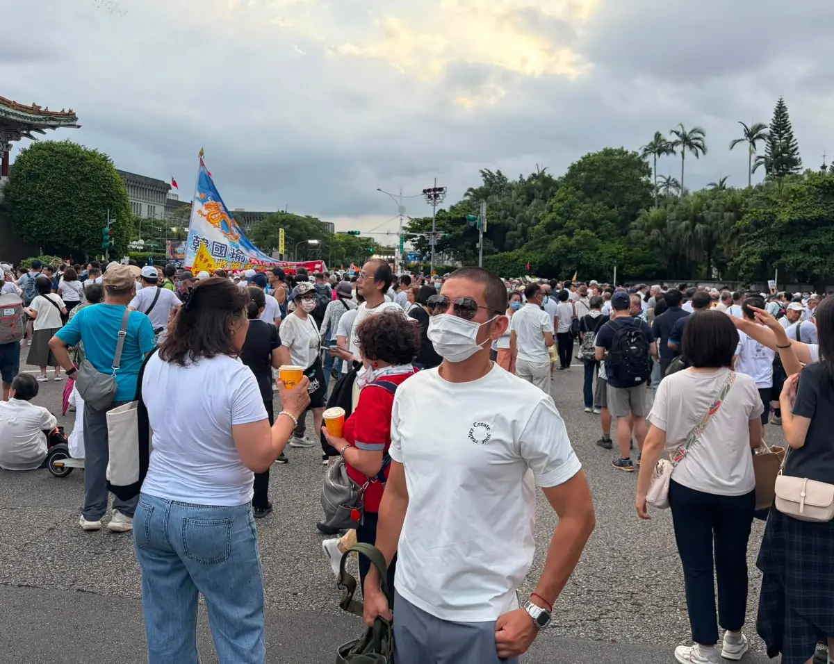 ▲公民教師黃益中今（25）日親自到凱道觀察「我是人、我反毒台」集會狀況。（圖／翻攝自黃益中臉書）