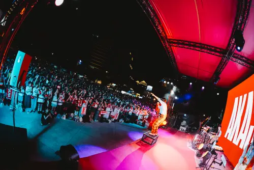 ▲AKASAKI今天來台舉辦免費的快閃演唱會，吸引3000人朝聖。（圖／大鴻藝術BIG ART）