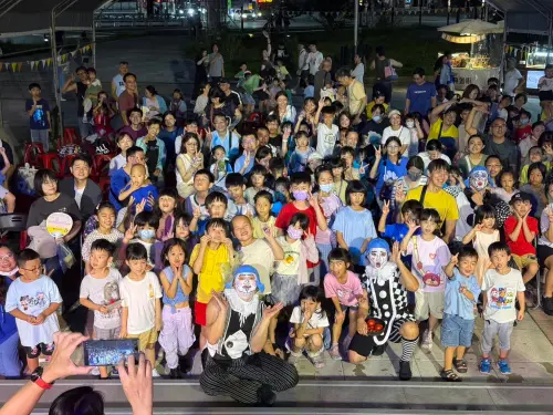 ▲台中中山堂玩劇場生活節25日亮點活動吸引市民參與，今日繼續由新北市傑出演藝團隊「馬戲之門」接力演出。（圖／文化局提供）