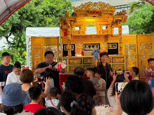 ▲台中文化局陳佳君局長出席玩劇場生活節，與市民一起玩賞掌中劇同樂。（圖／文化局提供）