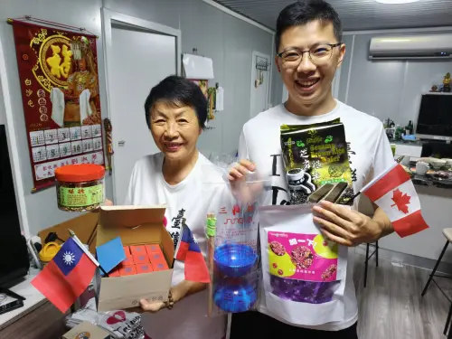 ▲劉淑芳攜帶的加大行李內，全是彰化農特產品，希望能打開海外行銷通路。（圖／劉淑芳提供）