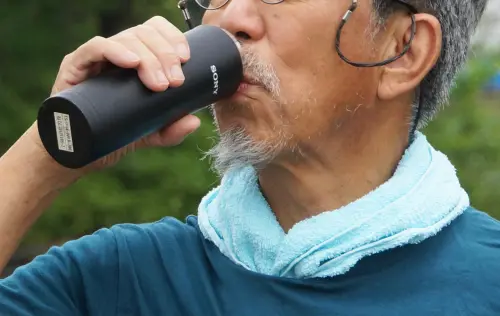 ▲有位70歲男子不菸不酒，卻罹患肝癌，追查發現原因可能出自於保溫杯清洗上。（示意圖／取自photoAC）