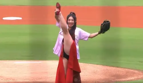 楊立微當開球嘉賓超狂！一字馬再單手前翻　還用腳頂2啦啦隊女孩