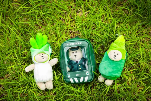 ▲星巴克Bearista小熊呼應在地名產三星蔥、鐵道文化，變成限定造型賣萌。（圖／星巴克咖啡同好會FB）